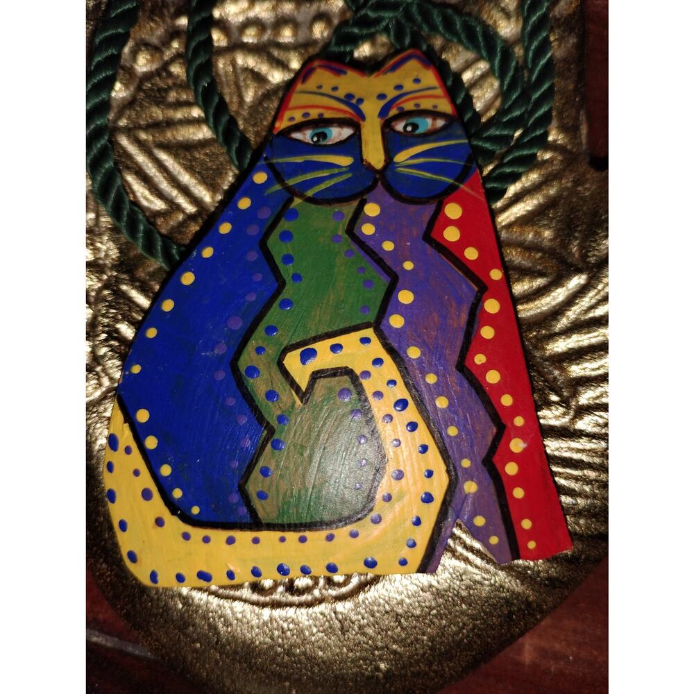 Hand-Painted Cat Pendant Signed Nina – Coconut Shell Artisan Jewelry - Picture 2 of 6